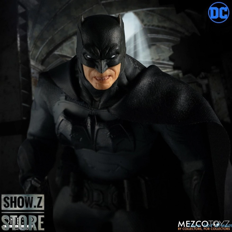 MEZCO Toyz DC Comics One:12 Collective Batman: Supreme Knight 6 MEZCO Toyz DC Comics One:12 Collective Batman: Supreme Knight - Image 6